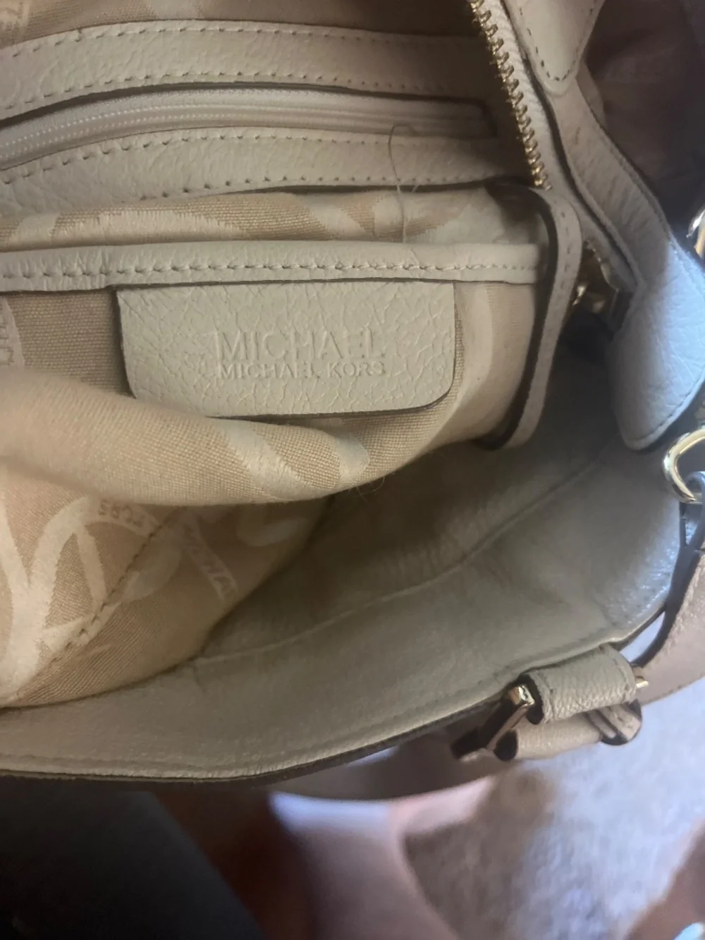 Michael Kors Kingsbury leather bucket tote off-white